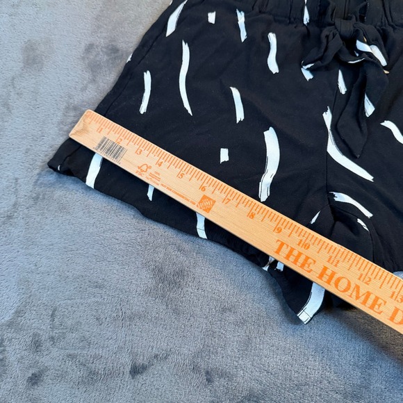 LOFT Black White Brushstroke Paperbag Waist Tie Front Shorts Womens XS - Picture 9 of 11